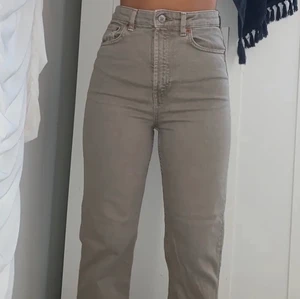 Zara jeans grå - Älskar dessa jeansen från zara. Sitter bra på mig som normalt har 34,36 i byxor. Är i bra skick, är som nya. Köpta för 400kr, skriv för fler bilder💖
