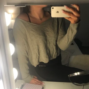 Mörkgrön tröja  - Tröja från pull&bear, Köpt i spanien för 200kr. Säljer då det inte kommer till användning längre 💕