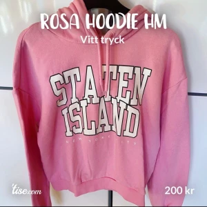 Rosa hoodie hm  - En rosa hoodie med vitt tryck från hm i strl s, skulle säga att den passar xs-m beroende på hur man vill att den ska sitta. Frakten ingår & den är i nyskick 🦋 