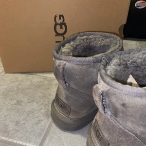 Uggs - Säljer mina grå uggs, har lite fuktskador på sig annars i bra skick! Kartong medföljer. Köparen står för frakten som tillkommer💗 (pris kan diskuteras)