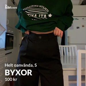 Byxor, strl S - Helt nya oanvända byxor från Shein. Dom är superfina men tyckte inte om hur dom satt på mig. Nypris 155 kronor. Köparen står för frakt eller så möts jag upp i Örebro☺️strl S 