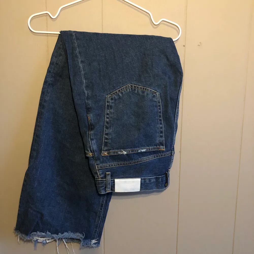 ✨ Wide Jeans från Mango! Säljer då den är för stora för mig, skulle säga att dem skulle passa 40🥰  Köparen står för frakt:). Jeans & Byxor.