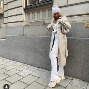 Linn Ahlborg x NAKD - En supersnygg jacka/kappa från Linn Ahlborg kollektion med Nakd. Använd 2-3 gånger så är i ny skick. Köpt för: 900:-. Säljer för 400(eller bud). Jag är 165 på 2a bilden, 1a & 3e bilden är Linn (hennes bilder visar den rätta färgen bättre) ❤️❤️ frakt 60kr