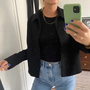 Jacka - Jacka från Carin Wester. Endast provad. Strl.40 men är köpt för att vara lite oversize, jag är vanligtvis en strl. 36🥳 Köparen står för frakt, kan också mötas upp i Stockholm!