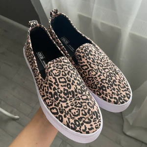 Superfina leopardskor från Asos - Aldrig använda, storlek 39. Frakt tillkommer och skriv om du har några funderingar❤️