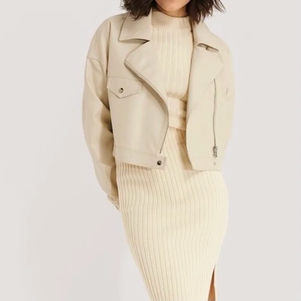 Ny skinnjacka från NA-KD i ljust läder, använd utomhus 1 gång. Hur snygg som helst, oversized modell så man får lätt plats med en tjock tröja under. Köpt för 700 kr. Slut på hemsidan! 💘 Köparen står för frakt.. Takit.