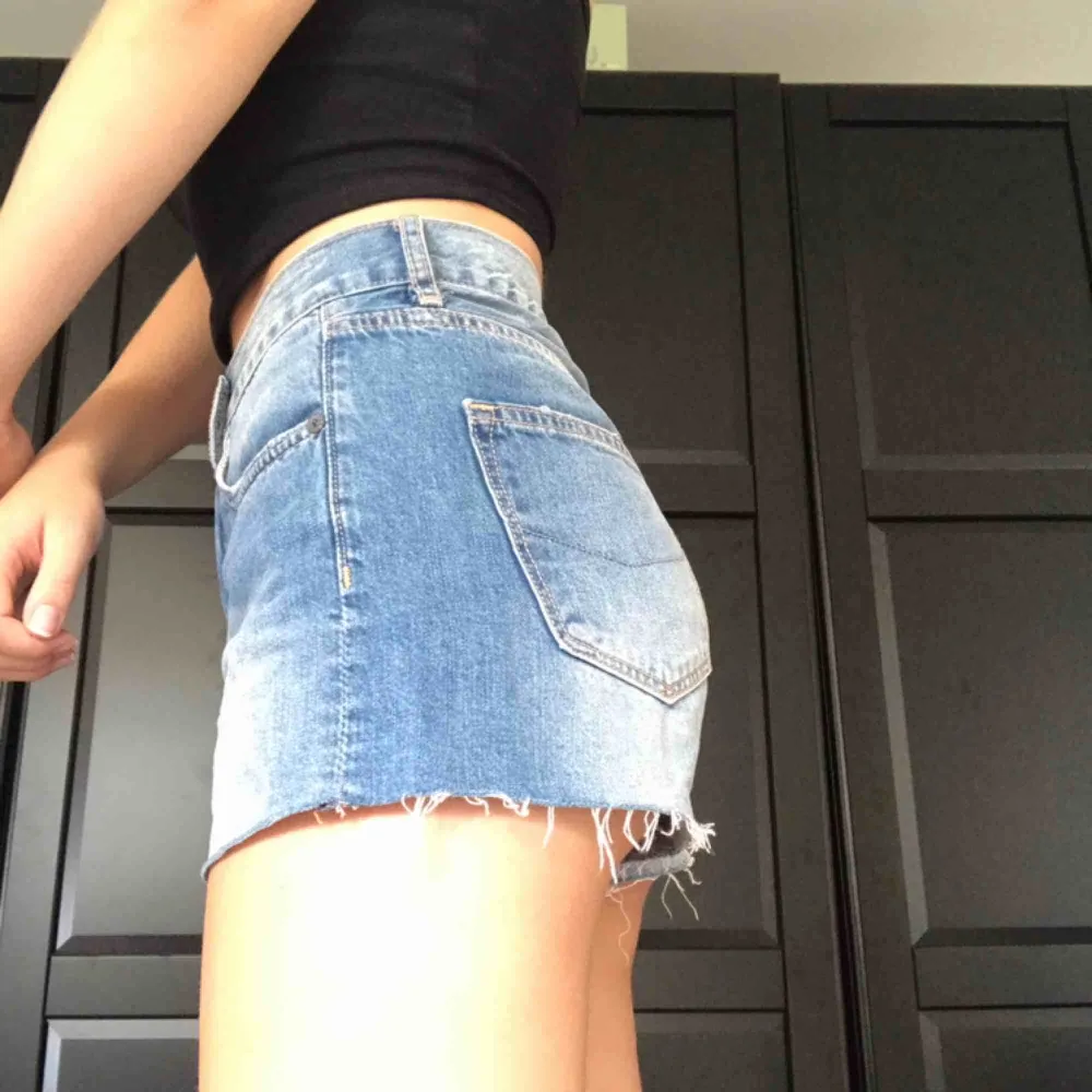 Jeans-shorts från Croccer! Supersnygg passform och tvätt🦋 lite mjukare/tunnare jeans-material. Shorts.