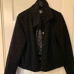  - Teddypäls från Nelly i storlek 38. Fint skick och hyfsat mycket varmare än man kan tro. Passar både höst och även vinter med en varmare tröja under! 