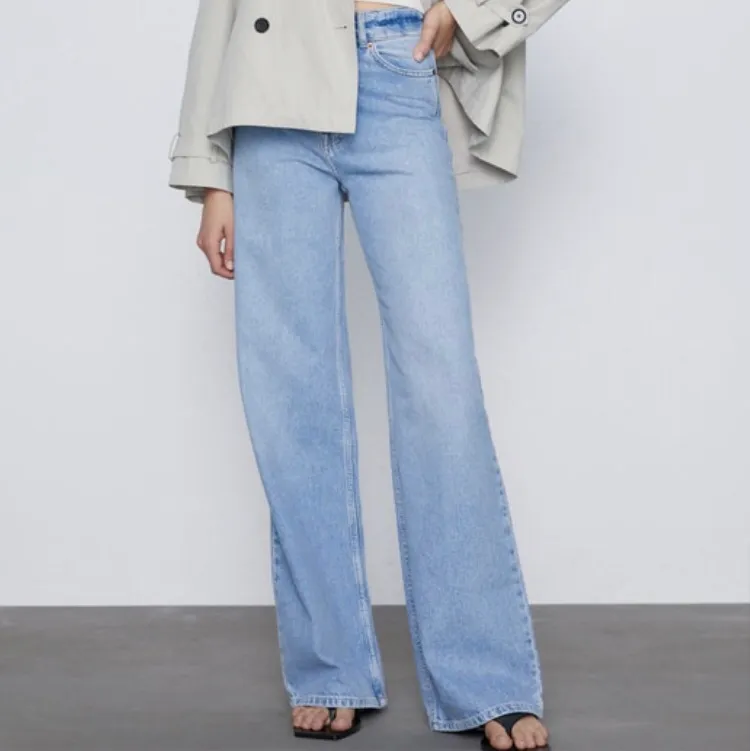 Jeans från Zara, som endast är testade. Storlek 42 men en aning liten i storlek. Inte lika ljusa som på bilden i verkligheten✨. Jeans & Byxor.
