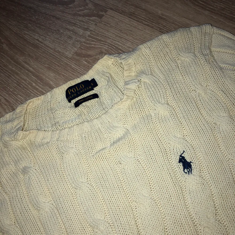 En beige kabelstickad tröja från Polo Ralph Lauren i mycket fint skick! Nypris är ca 1200kr, mitt pris 250kr. Strl S, passar även en XS samt M beroende på önskad passform🌸. Stickat.