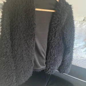 söt mjuk fakepäls kofta / jacka  - Klädesplagget är i strl M från Gina Gricot, snabb affär tack
