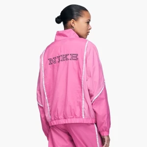 Nike Tracksuit Jacka Rosa XS - Köpt på Junkyard. Använd 1 gång. Säljer bara jacka inte byxor! Sista bilden är min. Budgivning sker i kommentarer - höj med 10kr! 💘 Frakt ingår ej i priset 📦 DM för fler bilder 💫