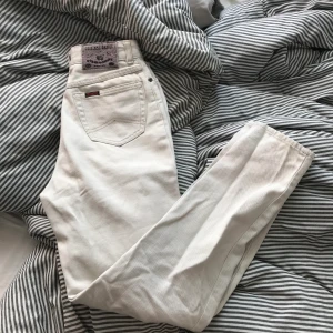Mom/straight jeans  - Världens finaste jeans, de har blivit alldeles för små för mig tyvärr och hittar ingen bild med de på😭 höga i midjan!! Storlek 24