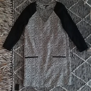 Klänning - Klänning i nyskick. Använd 1-2 gånger. Storlek S/36.