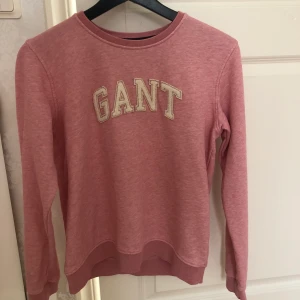 Gant tröja  - En rosa gant tröja. Använd endast 2 gånger. Nyskick. Passar dem som är xs-s. Köpt på en gant butik. Säljer pågrund av att den inte kommer till användning. Köpt för 499kr. Köparen står för frakten. 