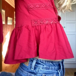 Volangblus med spets - Otroligt fin blus med volang i nederkanten. Perfekt till sommaren med ett par slitna jeansshorts eller till favoritbrallorna.