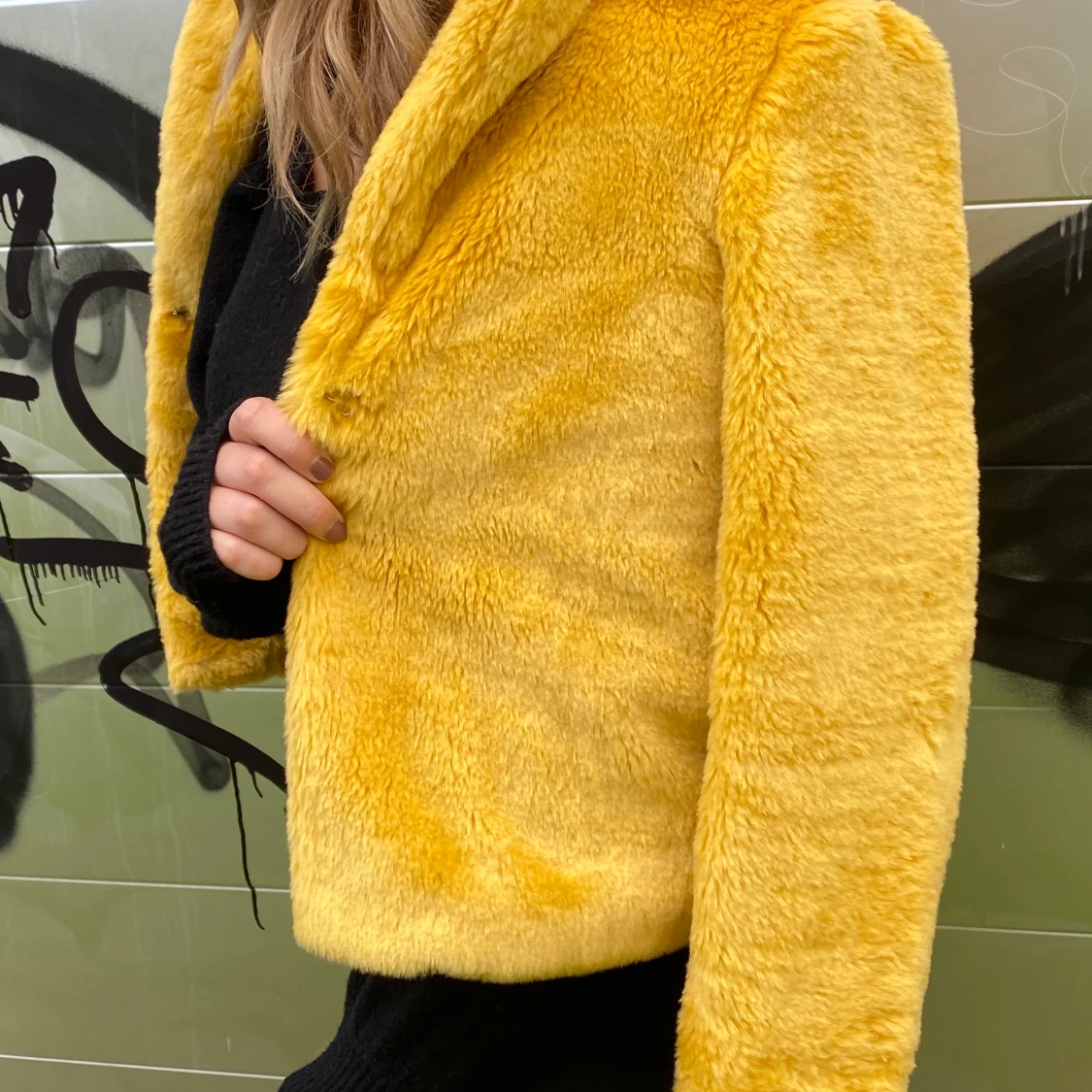 Gul pälsjacka