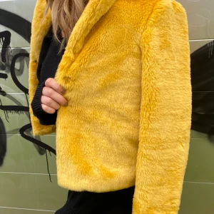 Gul pälsjacka - Gul pälsjacka passar strl S, för liten för mig som är strl M