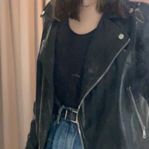 Skinnjacka - Jätte fin skinnjacka jag köpte på na-kd förra året!‼️ Fake skinn‼️Använd 1 gång men använder inte längre då jag ändrat stil :) Buda i kommentarerna🤍