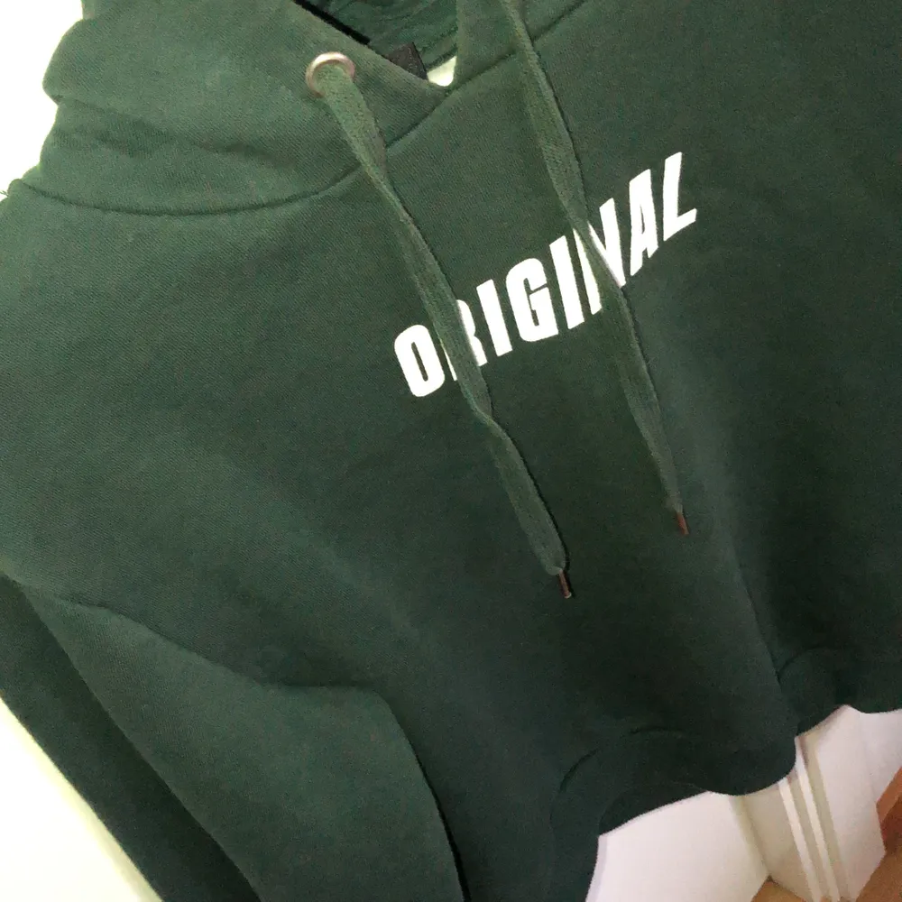 En grön hoodie från H&M i st:S, knappt använd. Tryck på framsidan= Original. Pris: 50kr, köparen står för frakten 💗. Hoodies.