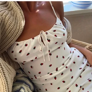 The alba white strawberry dress - Aldrig använt, nypris ca 2000:- svenska kronor. Väldigt eftertraktad klänning. Mitt pris 900:- lånade bilder skickar bilder vid intresse av köp. Frakt 63kr 