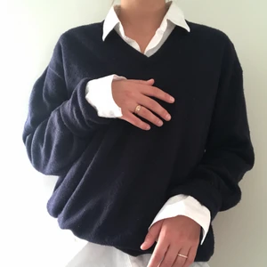 Sweatshirt - Säljer denna plain marinblåa sweatshirten. Sååå skön och sitter lagom oversized på mig som vanligtvis har S. Skitnsygg att ha över en skjorta (som på bilden). Köparen står för eventuell frakt. Buda!!! Om man lagt ett bud så gäller det, man får ej dra sig ur.  Ledande bud: 320kr