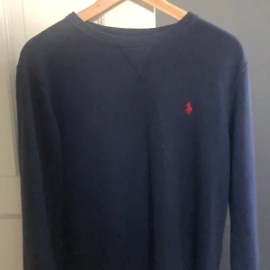 Ralph lauren tröja - Marinblå sweatshirt ifrån Ralph lauren med rött märke. 