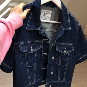 Mörkblå jeans jacka med vita sömmar - Fett cool jacka i helt ny skick, endast använd en gång! Den är i en stl s men skulle säga att den passar folk i storlekarna xs-m!💕 Om man inte kan mötas upp i Gävle står köparen för frakten!🥰