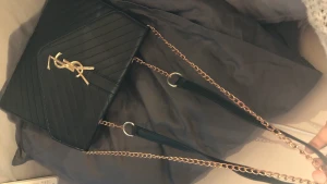 Ysl väska - Säljer min ysl väska (fake). Knappen har lossnat.