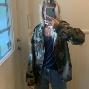 Militär jacka - Säljer denna super fina militär jackan! Den är endast använd några få gånger så den är i mycket fint skick. 