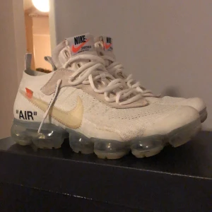 Off white vapormax - Condition 9/10. Tar emot trades eller cash. Helt äkta. Tag och laces ingår