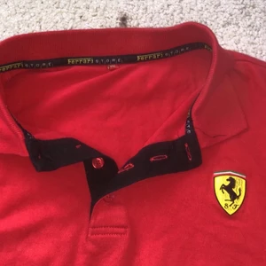 Ferrari piké   - Röd ferrari piké 🏎 Svincool men kommer inte till användning hos mig, storlek XXL men lagom oversized 🦋 