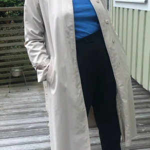 Trendig trenchcoat - En trendig och snygg ljus-beige kappa inköpt på någon second hand för länge sedan men använd ytterst få gånger. 