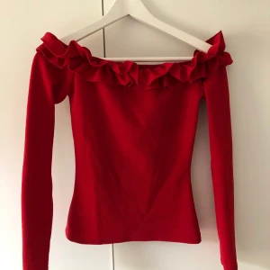 NLY by NLY topp - En röd enkel topp som är off shoulder, använt fåtal gånger! Materialet är super comfy!! 