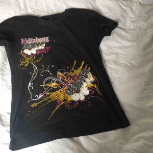  - Tisha från bilabong står XL men skulle säga att den sitter som en s-m i storleken.