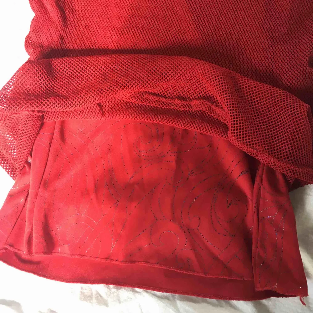 Röd net tisha som glittrar då den har tröja med glitter som är sytt under nätet. . Toppar.