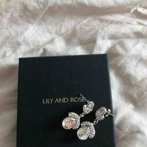 Säljer två av mina fina örhängen från Lily and Rose som inte kommit till användning🌟 Bild 1: Silvriga hängande örhängen - 200 kr Bild 2: droppformade örhängen i roséguld - 200 kr   Köper du båda paren får du paketpris på 300 kr