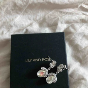 Lilyandrose  - Säljer två av mina fina örhängen från Lily and Rose som inte kommit till användning🌟 Bild 1: Silvriga hängande örhängen - 200 kr Bild 2: droppformade örhängen i roséguld - 200 kr   Köper du båda paren får du paketpris på 300 kr
