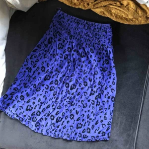  - Ett bandlöst lila leopardlinne från H&M i storlek 34