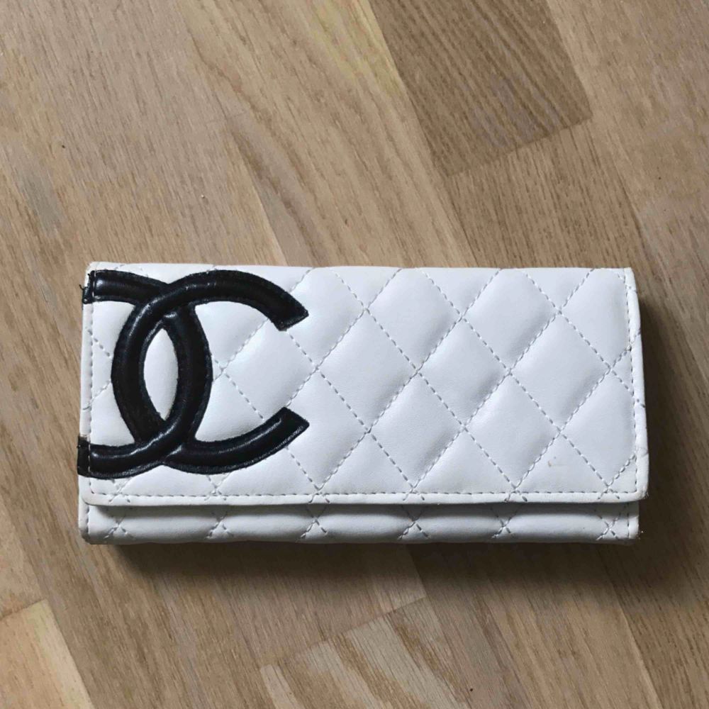 🍇 Chanel plånbok (inte äkta) (frakt | Plick Second Hand