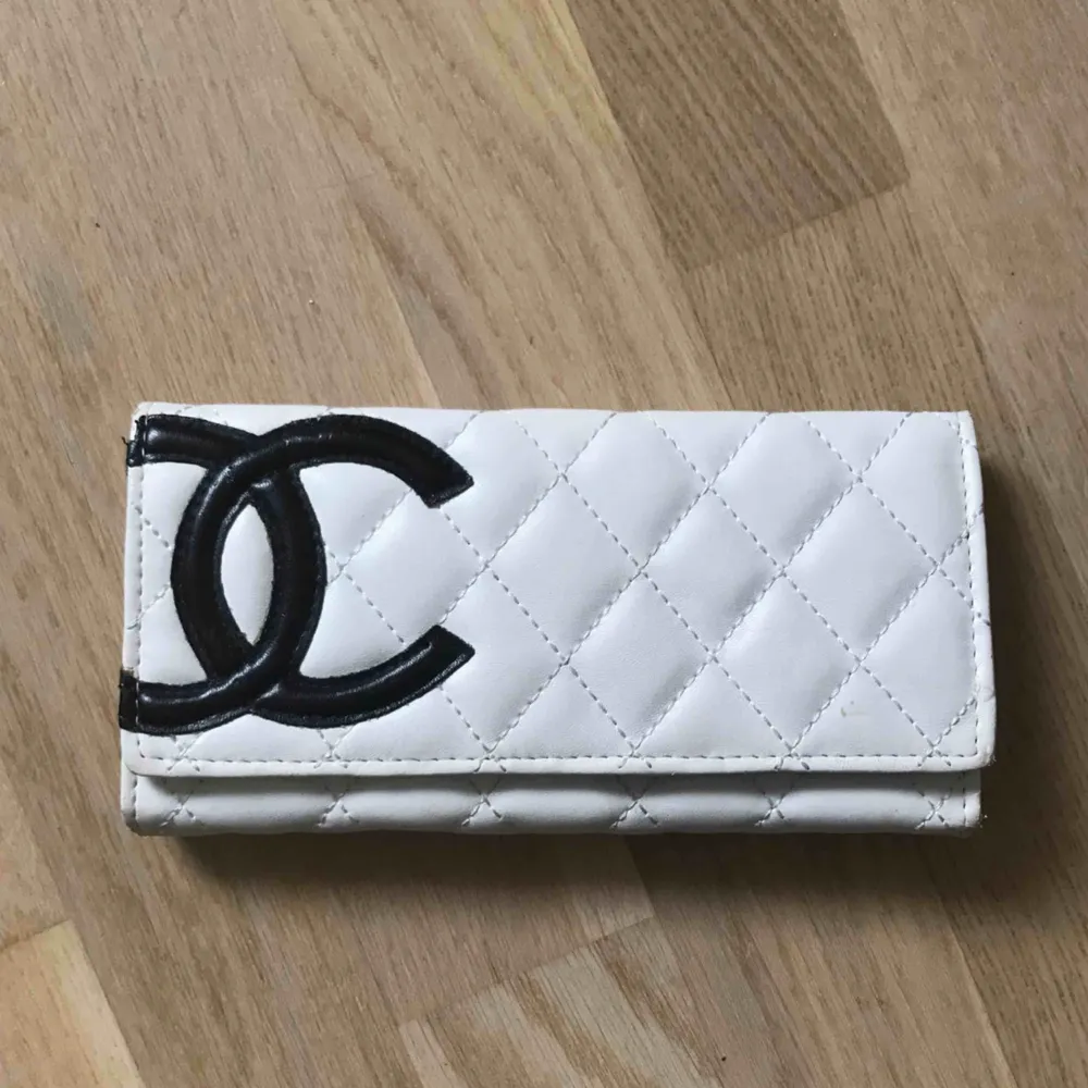 🍇 Chanel plånbok (inte äkta) (frakt tillkommer) 🍇. Väskor.
