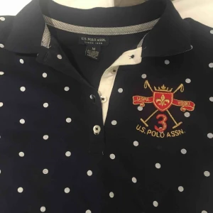  - Blå prickig Ralph Lauren pickè , inte använd många gånger, snygg till vanliga jeans NYPRIS 979kr!! 