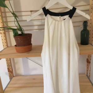  - Köpt på second hand i USA. Den är ej genomskinlig. Jag är 164 cm. 