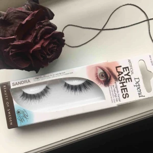  - Splitternya lösögonfransar, aldrig ens öppnad. Pris kan diskuteras vid snabb affär.. frakt tillkommer på 9 kr☺️💖 