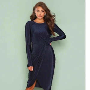  - Helt ny oanvänd klänning i trikå från NLY Trend, storlek XS Figurnära modell med långa ärmar och twist i midjan Axelvaddar Plisserat material Skickas med posten 49:-