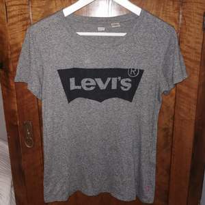 Levis tshirt i grå, stl s 40 kr 