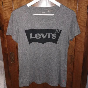  - Levis tshirt i grå, stl s 40 kr 