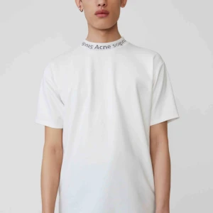  - Acne Studios “Navid” tee  Första bilden är lånad från Acnes hemsida Köpt för 1400 kr Frakt: 36 kr