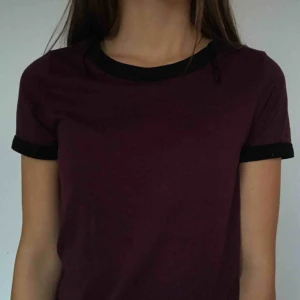  - Skitsnygg simpel Lila T-shirt. Säljer pga att jag inte använder den längre. 