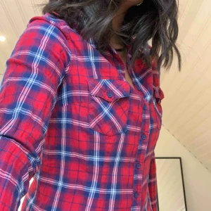  - superfin skjorta från h&m, ganska oanvänd och i superbra skick!